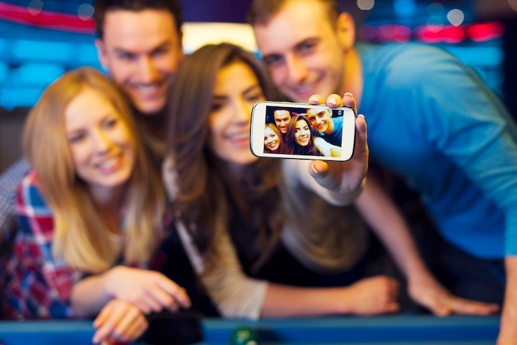 Pengguna antusias menikmati live casino dan taruhan olahraga melalui aplikasi freebet88 di ponsel